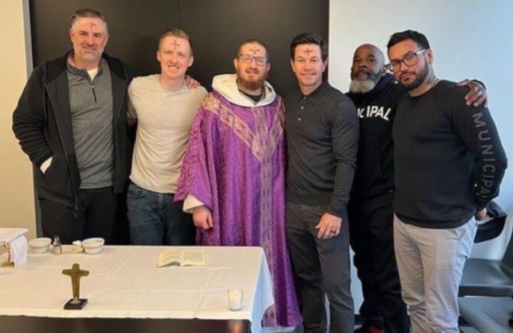 La Misa privada de Mark Wahlberg con un fraile franciscano en Miércoles de Ceniza