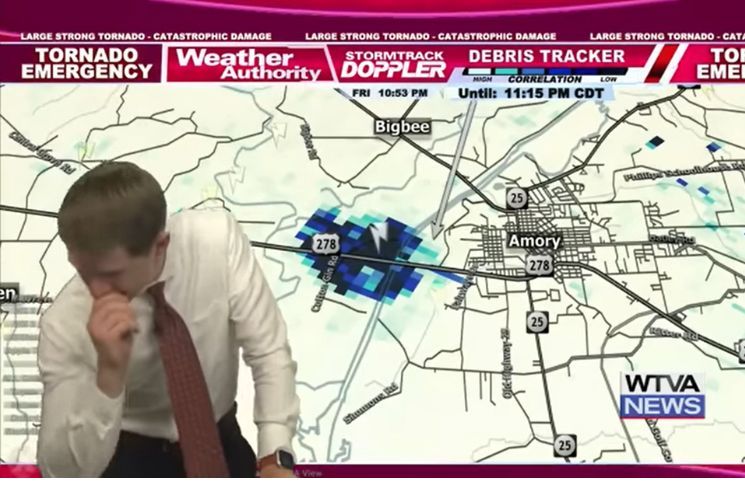 Meteorólogo ora en vivo ante paso de tornado