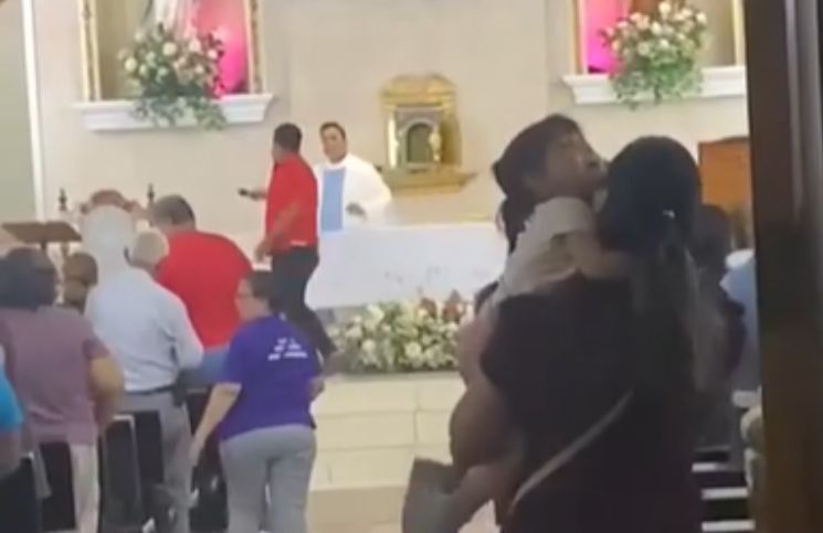 La reacción de un sacerdote ante hombre que invade el altar en Misa se hace viral