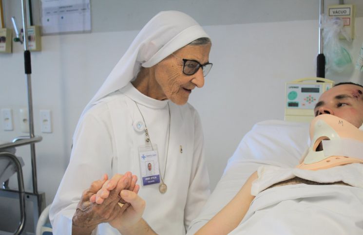 Religiosa de 89 años camina 6 km por día para rezar por pacientes graves