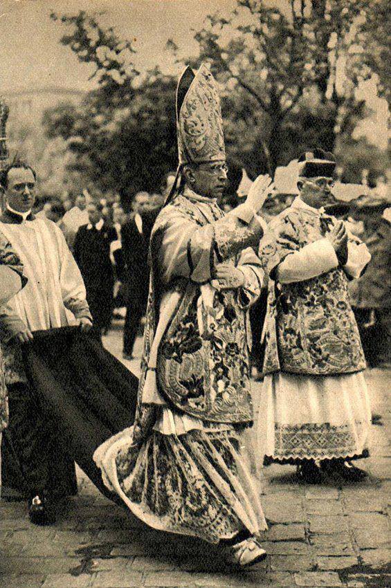 Viejas fotografías: Pre-Vaticano II, Michael Ledesma, Facebook