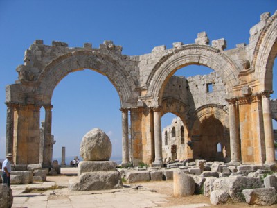 Restos de la columna del Santo (piedra central) enb medio de las ruinas del monasterio (Siria).