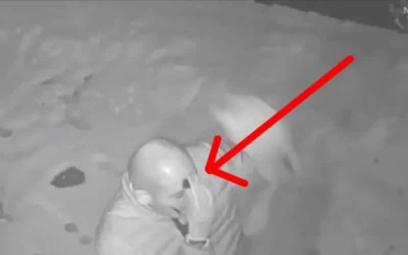 ¡Atrapado por la cámara! Ladrón hace el Signo de la Cruz antes de robar una tienda