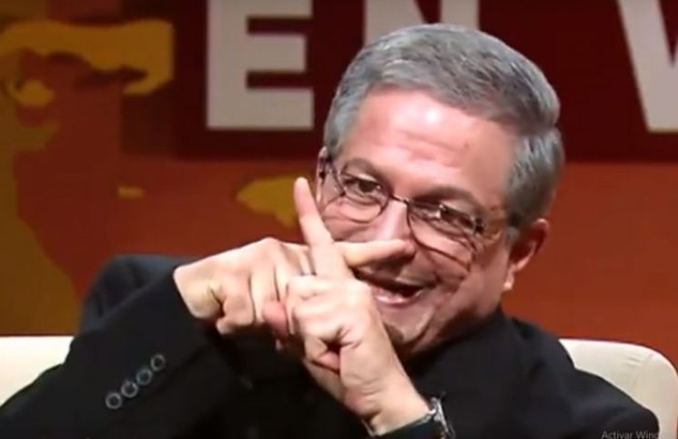 El día en que el Padre Pedro Núñez conoció a un satanista en un avión
