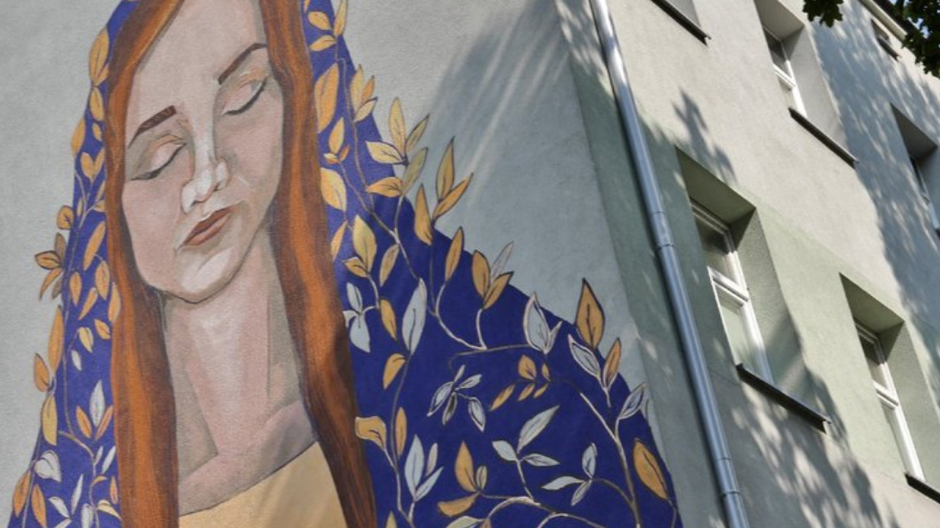 Pintan rostro de la Virgen en un edificio de apartamentos