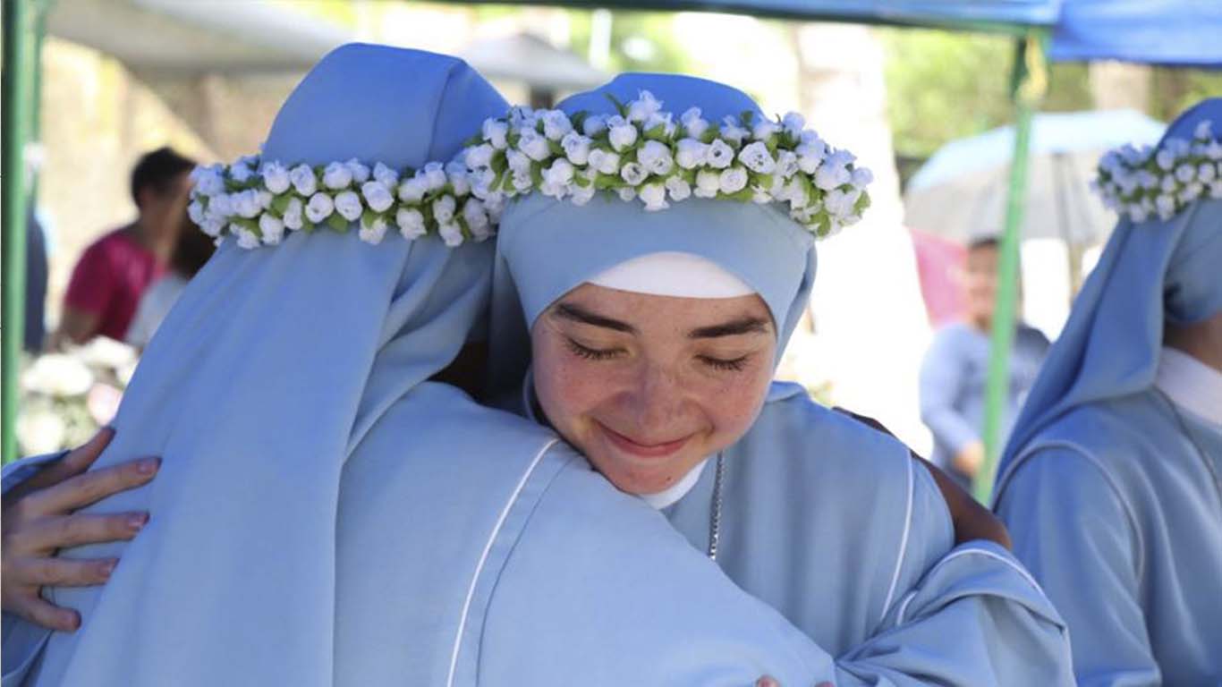 Conoce a las religiosas que impactan las redes con sus hermosas coronas de flores