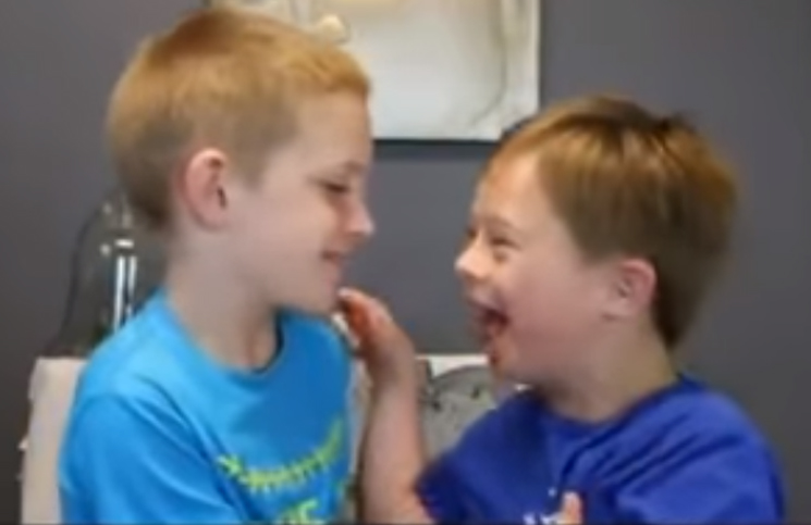 El amor de estos dos hermanos combate a “la cultura del desecho”