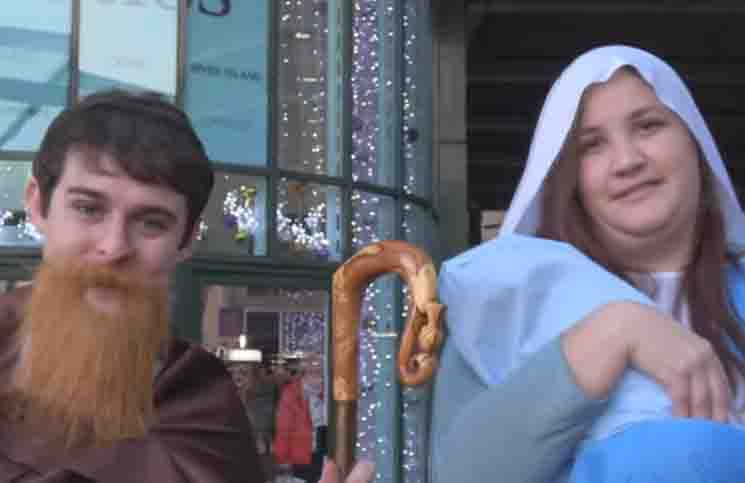 Pareja católica “toma” centro comercial que desmanteló nacimiento