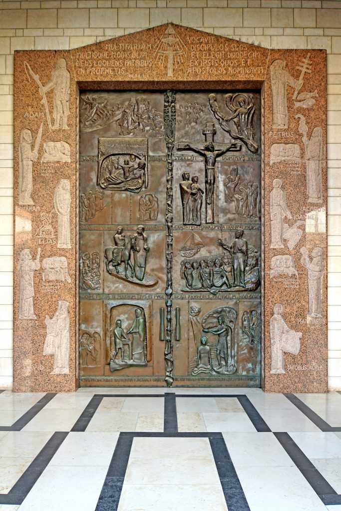 puerta de la basilica de la anunciacion