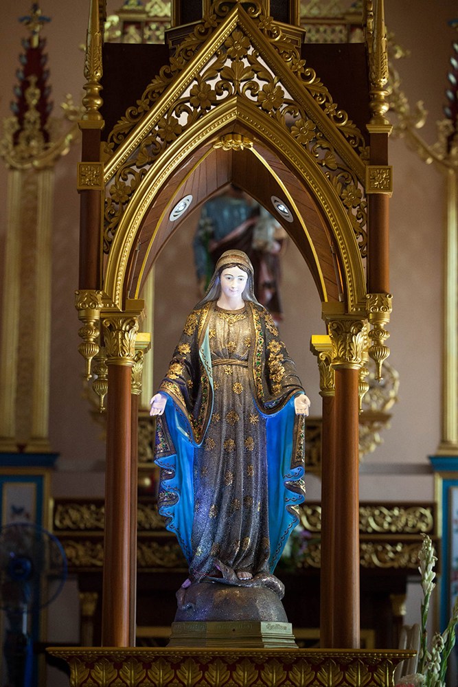 Esta es la imagen de la Inmaculada hecha de zafiros y otras piedras preciosas. Fuente: ACI Prensa.