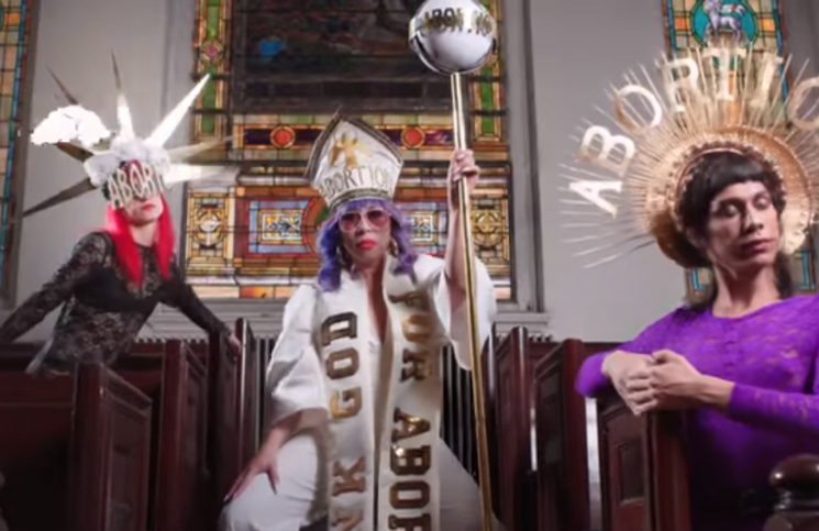 Cantante abortista lanza “Himno de gracias a Dios por el aborto” y enciende las redes