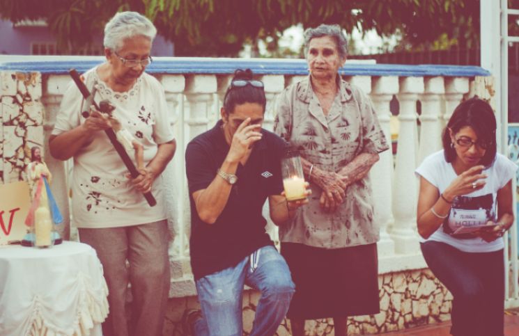 ¿Cuándo y para qué hacemos la Señal de la Cruz? Claves para la vida cristiana