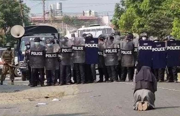 "Solo dispárame si quieres", religiosa reza de rodillas frente a la policía y detiene represión