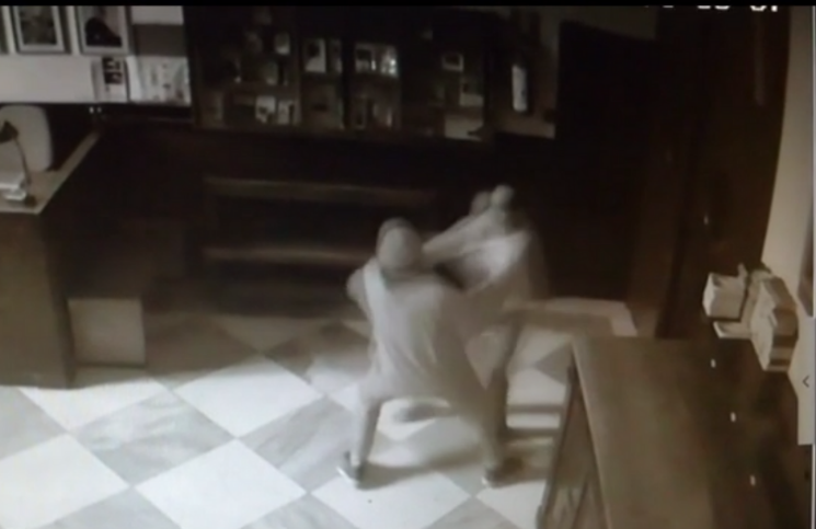 [Video] Intentó robar objetos de la sacristía pero el sacerdote lo impidió