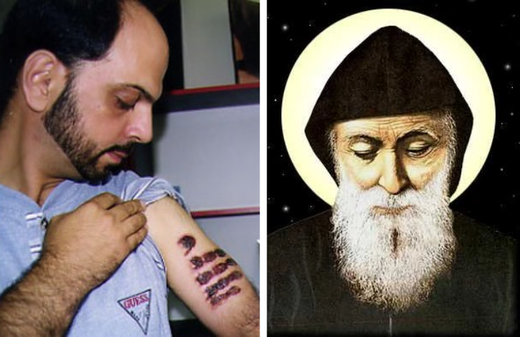 Rezaba una noche, tuvo una visión y asegura que San Charbel le dejó su mano marcada en el brazo