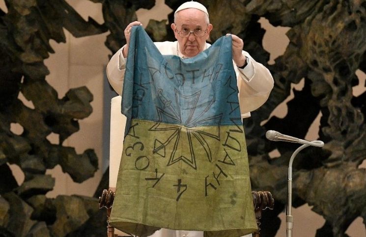 [Video] Papa Francisco besa bandera de Ucrania y expresa conmoción por la "masacre de Bucha"