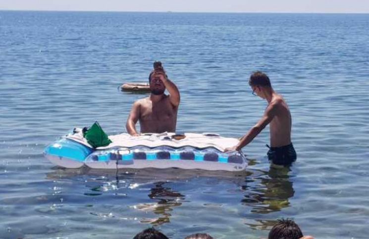 Polémica por sacerdote que celebró misa en el mar y sobre un colchón inflable