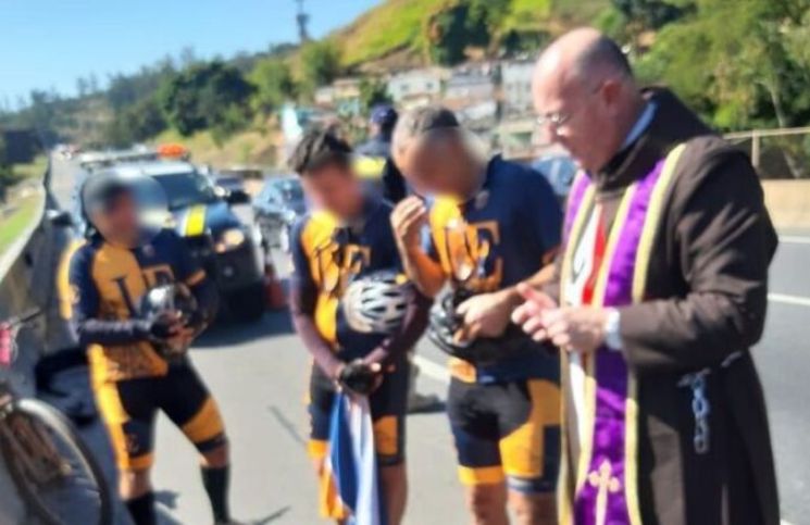 Sacerdote encuentra persona agonizando y se detiene para administrar extremaunción