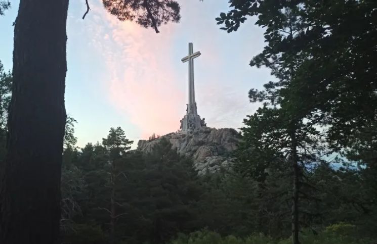 Por qué está en peligro la cruz más grande del mundo y los monjes que la custodian